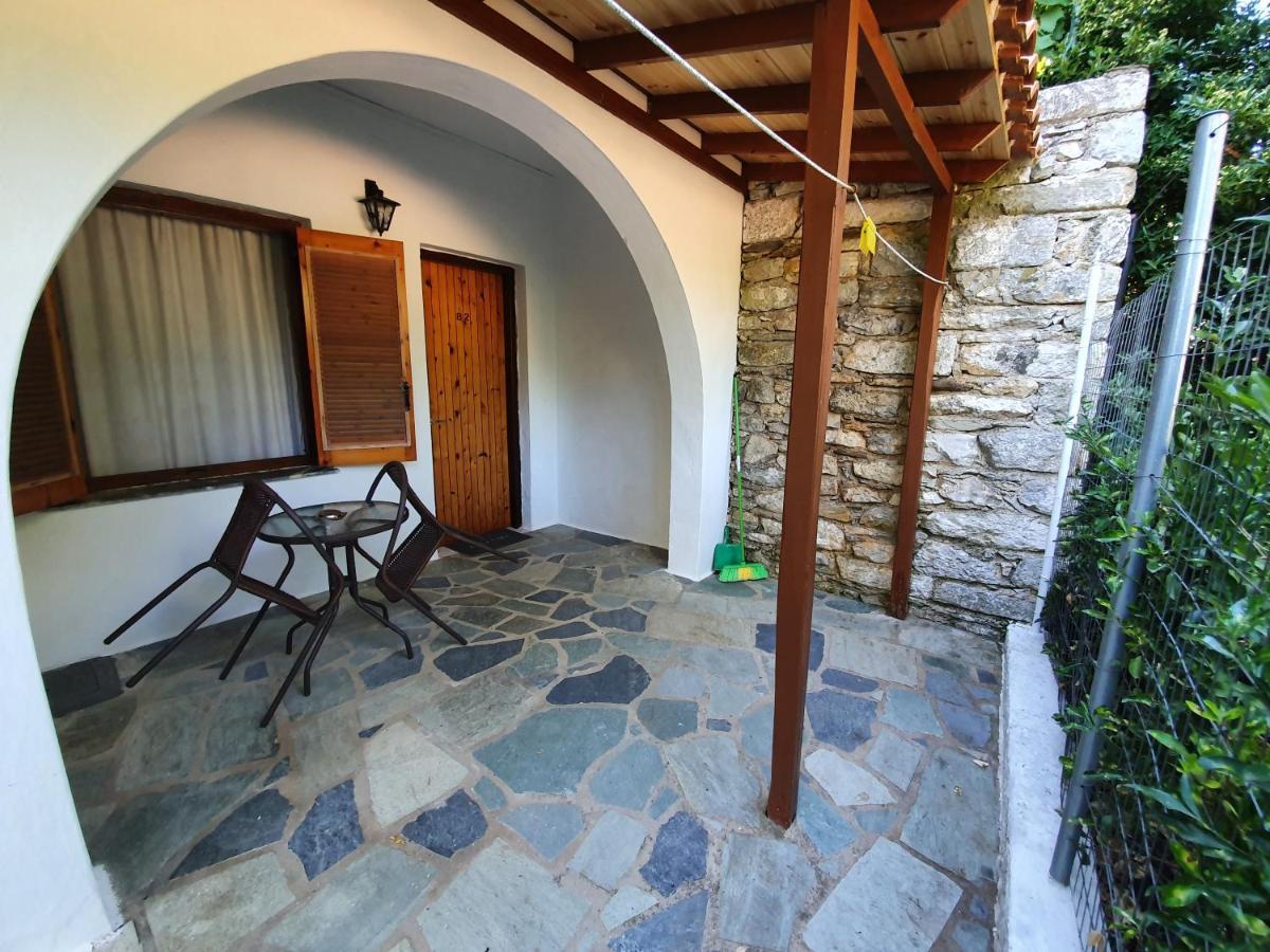 كوكونارييس Dionisos Studios And Apts Skiathos المظهر الخارجي الصورة